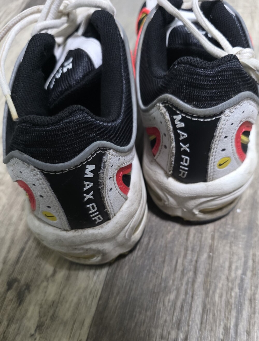 Nike Men's Black White Yellow Red Accent Sneakers 10 - Picture 7 of 8
